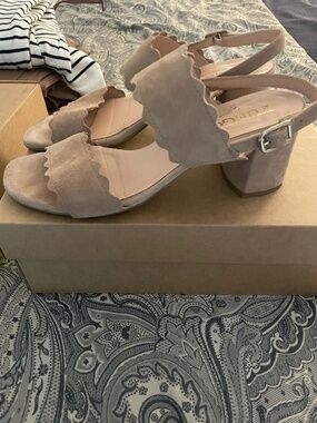Fuego Tan Suede Block Heel Sandals size 39 (8.5)